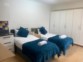 Beautiful Studio apartment with free parking, Ilford